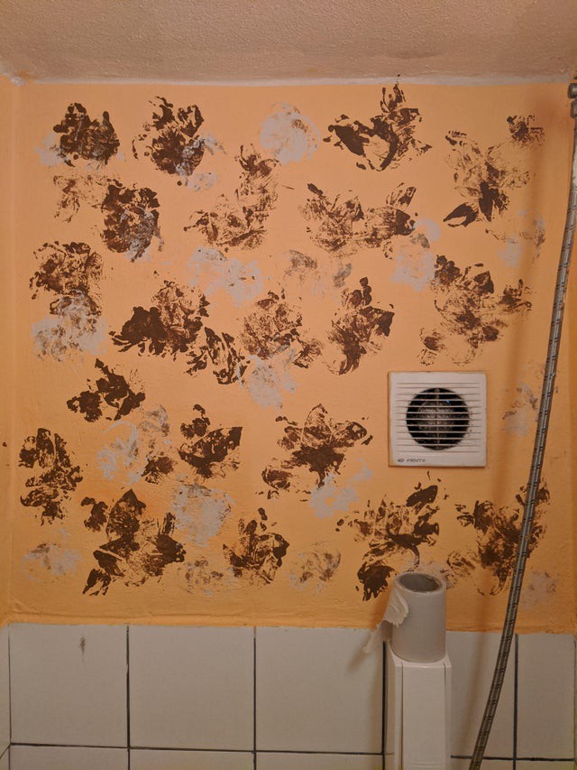 Zu sehen ist ein Wandbemalung auf einer Toilette, die nach etwas ganz anderem aussieht.