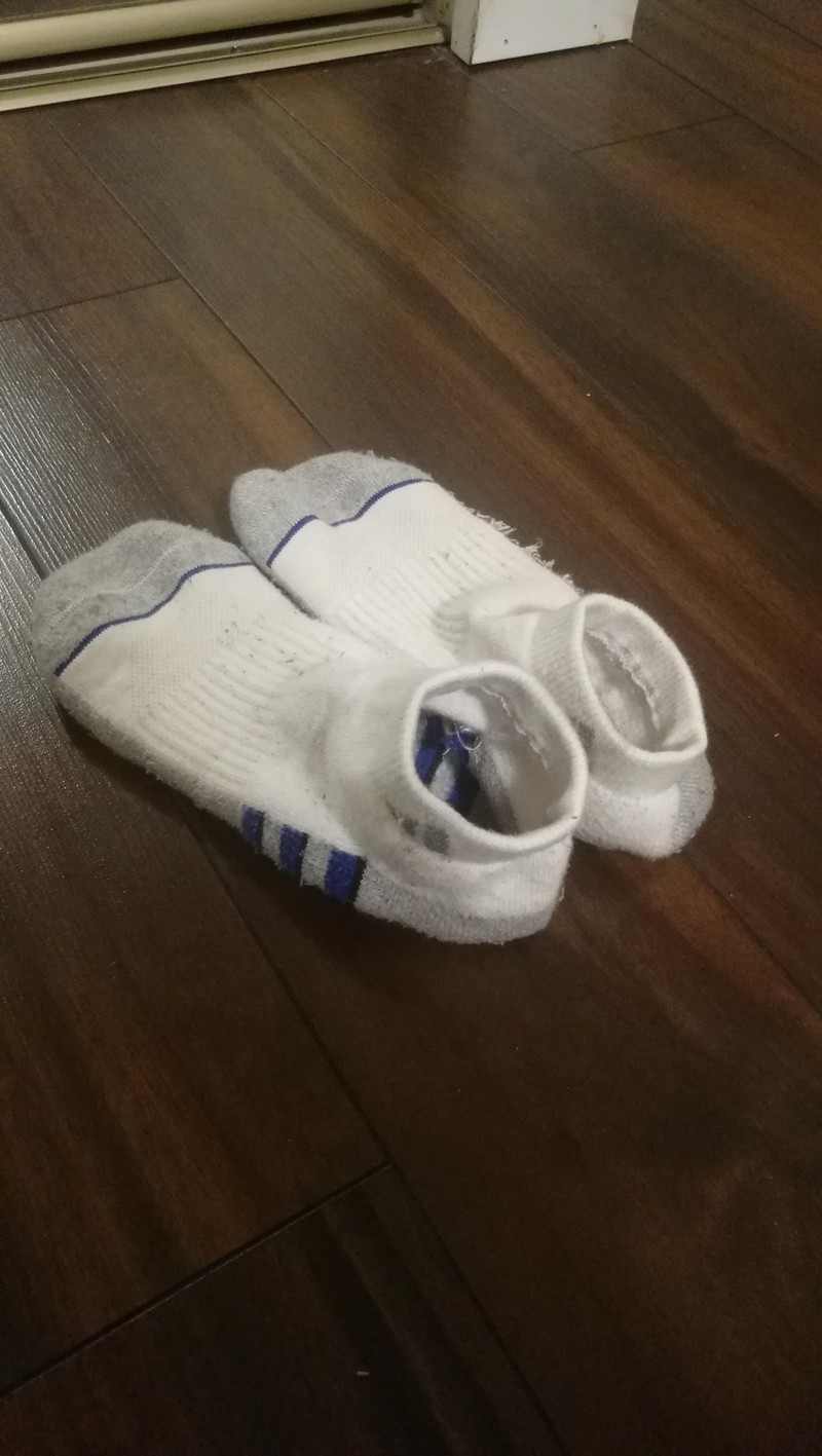 Socken, die vom Vater liegen gelassen wurden