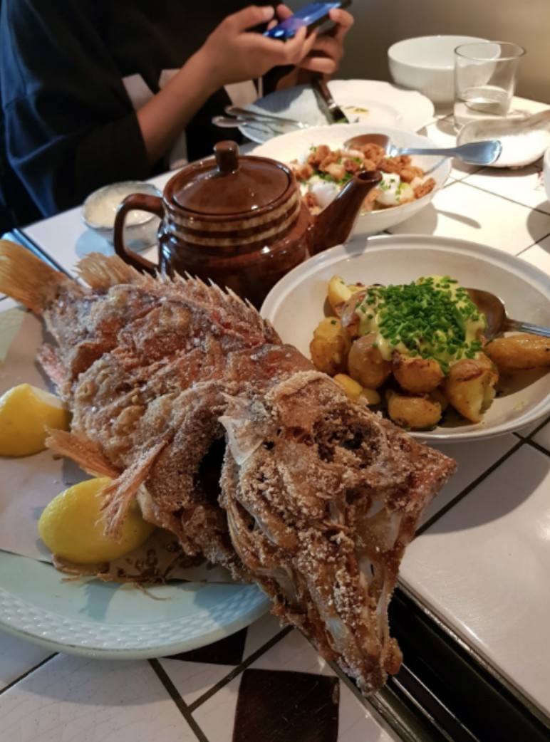 Unappetitliches Küchen-Fail in Form von einem komischen Fisch