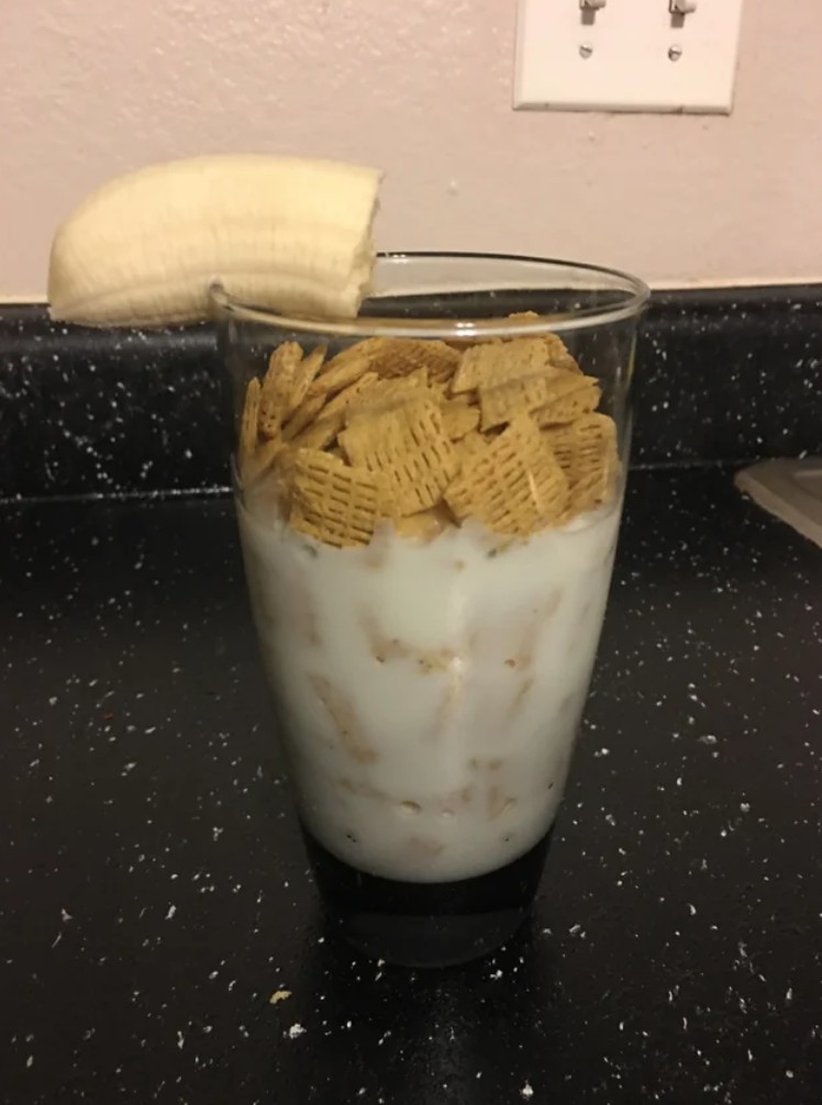 Komischer Küchen-Fail in einem Glas mit Banane