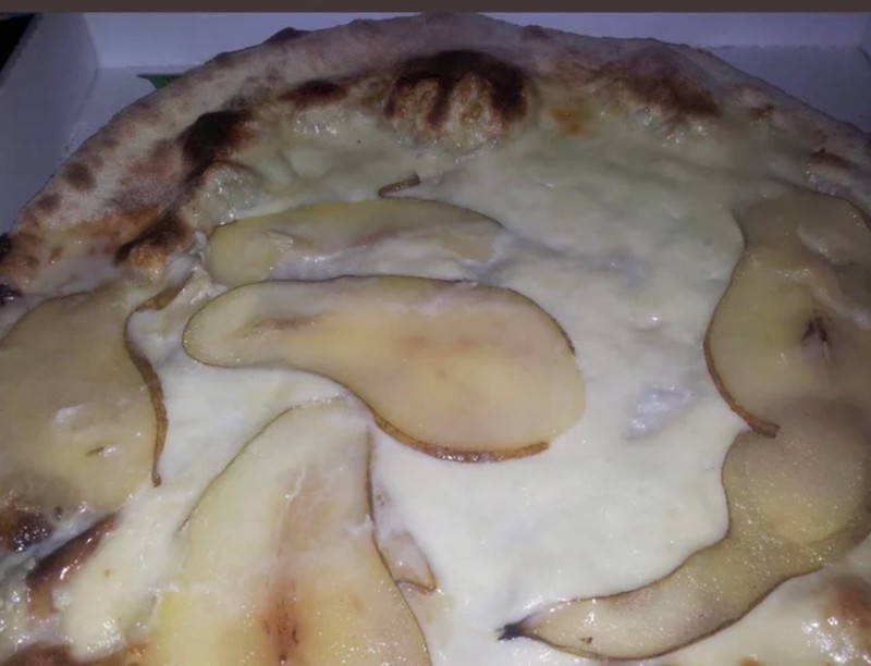 Birnen-Pizza, die zu einem Kochunfall wurde