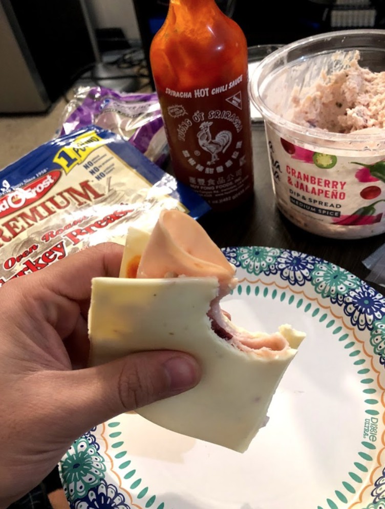 Komische Küchen-Kreation mit Käse, die einem den Appetit verdirbt