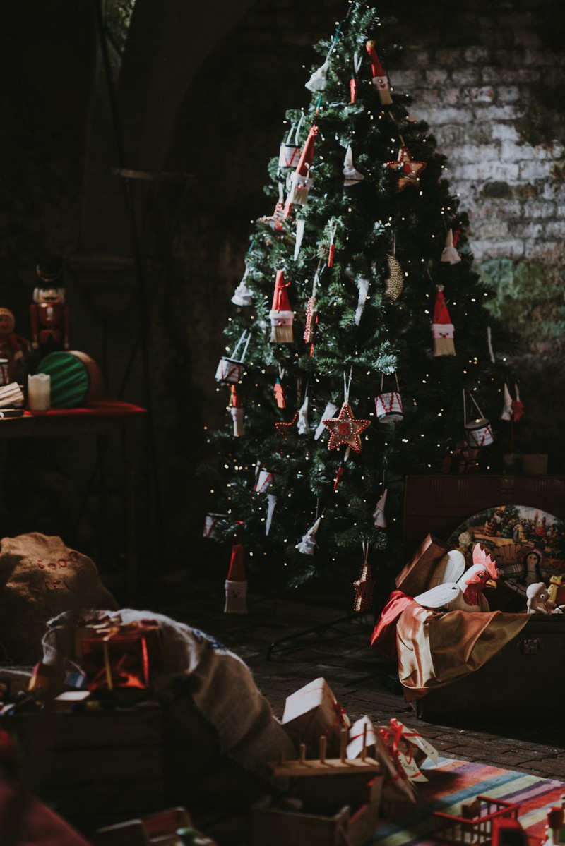 Wer seinen Tannenbaum nicht ausreichend wässert, riskiert, dass der ausgetrocknete Baum früher oder später in Flammen steht.