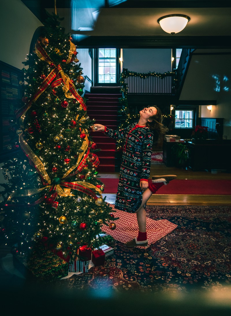 Viele Menschen haben zur Weihnachtszeit einen Weihnachtsbaum im Wohnzimmer stehen und vergessen, ihn zu wässern.