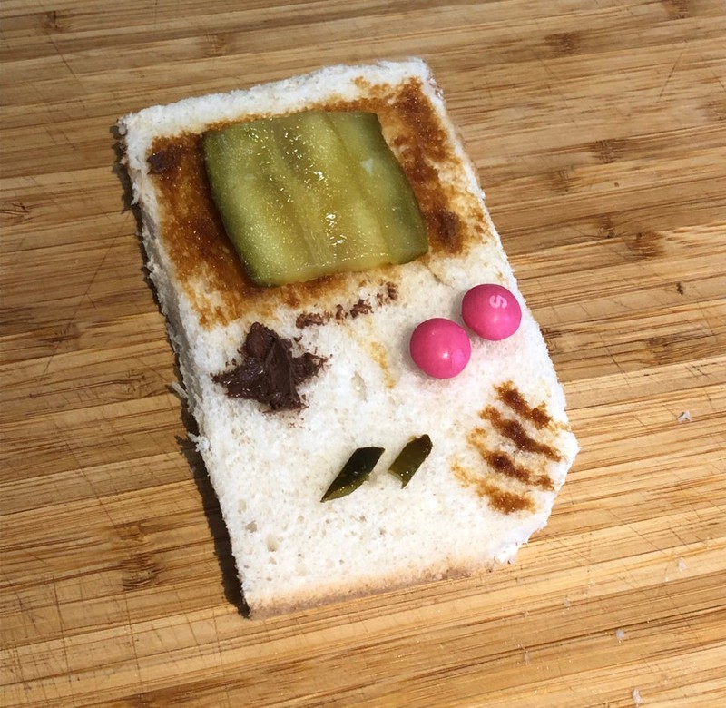 Ein Toastbroad das aussieht wie ein alter Gameboy.