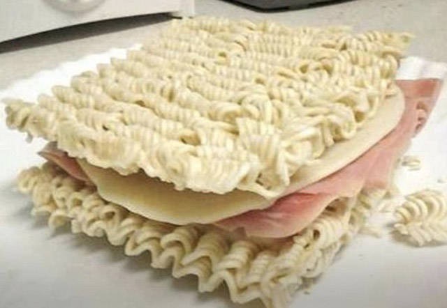 Ein Sandwich mit Käse und Wurst aus getrockneten Nudeln.