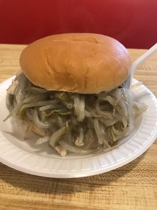 Zu sehen ist ein sehr seltsamer Burger.