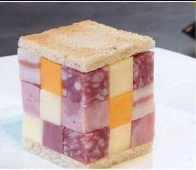 Ein Sandwich, dass mehr Belag als Brot hat.