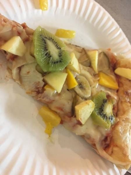 Hier hat jemand sogar Kiwi und Mango auf seine Pizza gelegt.