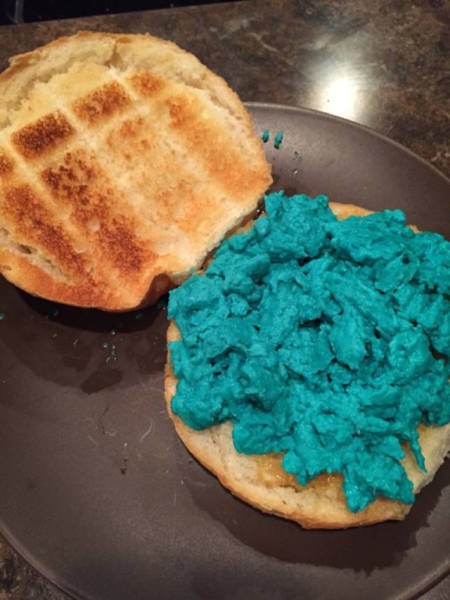 Ein Burger-ähnliches Brot mit blauem Ei.