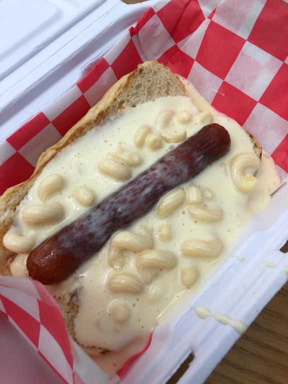 Ein Hotdog, der sowohl ein Würstchen hat als auch Käsemakkaroni.
