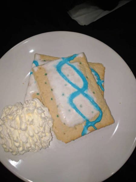 Eine Art Knäckebrot mit Sahne und bunter Farbe.