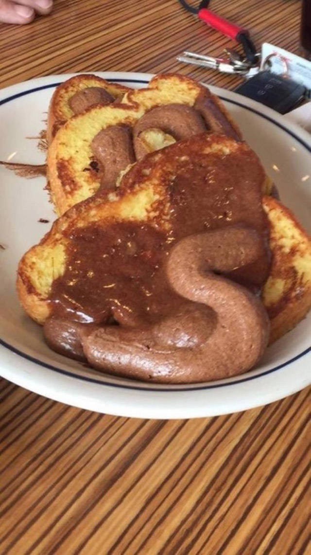 Das Foto zeigt Kuchen mit Schokosoße und Schokoeis.