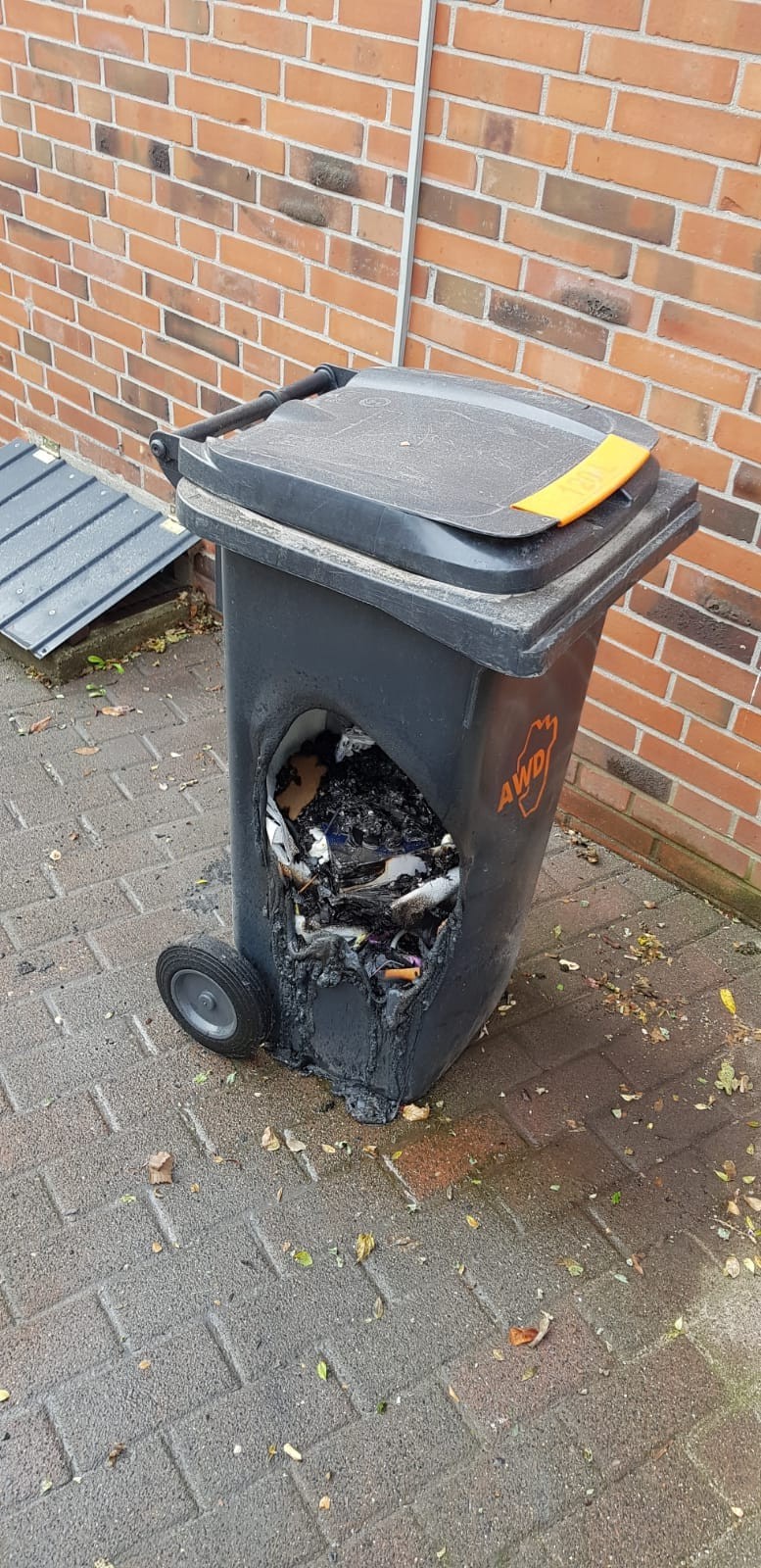 Man sieht eine Mülltonne die völlig zerstört ist, weil der Nachbar dort irgendwas reingekippt hat
