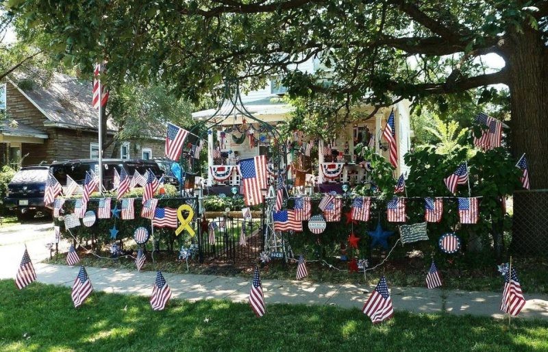 Man sieht ein Haus, das völlig dekoriert ist und wahrscheinlich ein Nachbar bewohnt, der patriotisch ist