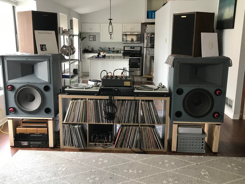 Man sieht die Soundanlage eines Nachbarn, der wahrscheinlich sehr unbeliebt ist