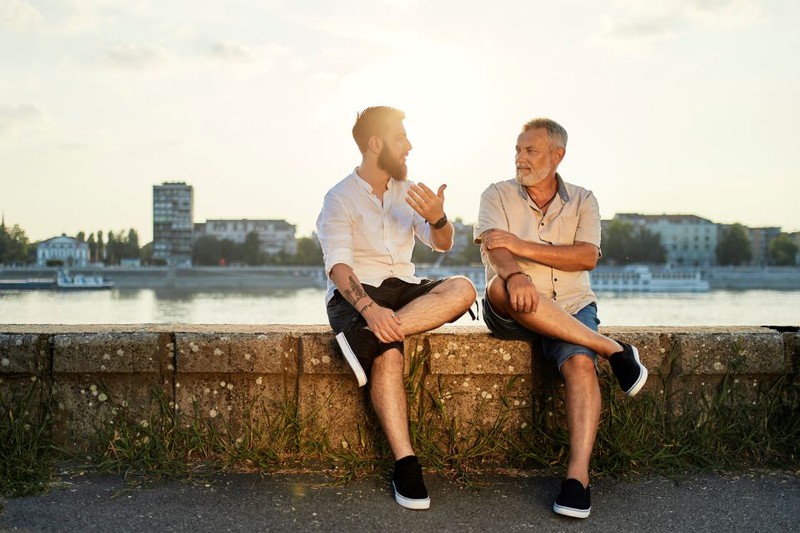 Ein erwachsener Sohn mit seinem Vater.