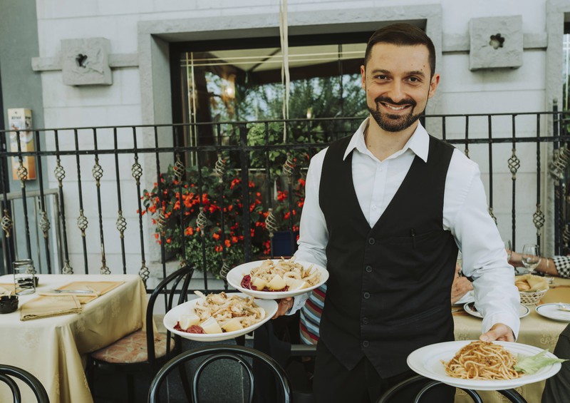 Ein Kellner mit italienischen Gerichten