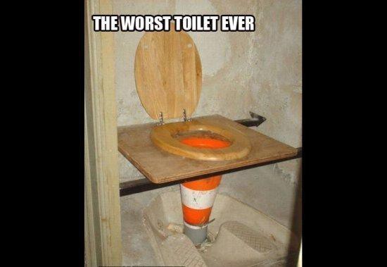 Diese Hocktoilette wurde mit einem Straßenhütchen zu einer normalen Toilette umfunktioniert.