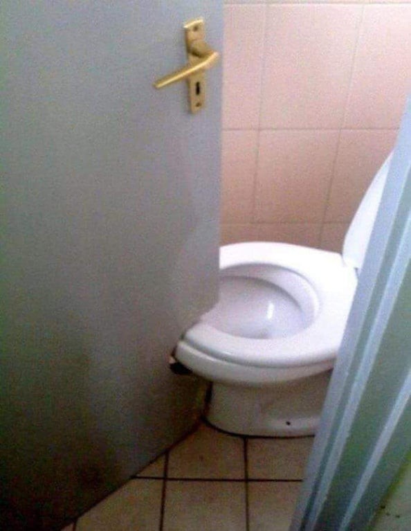 ein architekt hat sich eine besonders schlimmes Toilettendesign überlegt