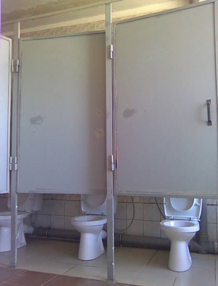 Die Toilettentüren sind viel zu hoch angebracht worden.