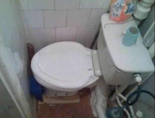 Auf diese Toilette könnte sich keiner hinsetzen Weil es keinen Patz für die Beine gibt