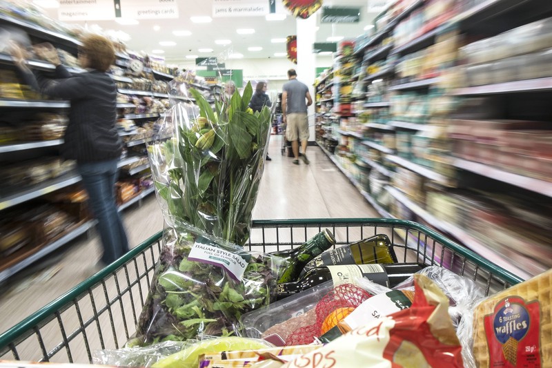 Lieber einen Korb benutzen statt einen Einkaufswagen, dabei würde man auch einen Supermarkt Fehler vermeiden