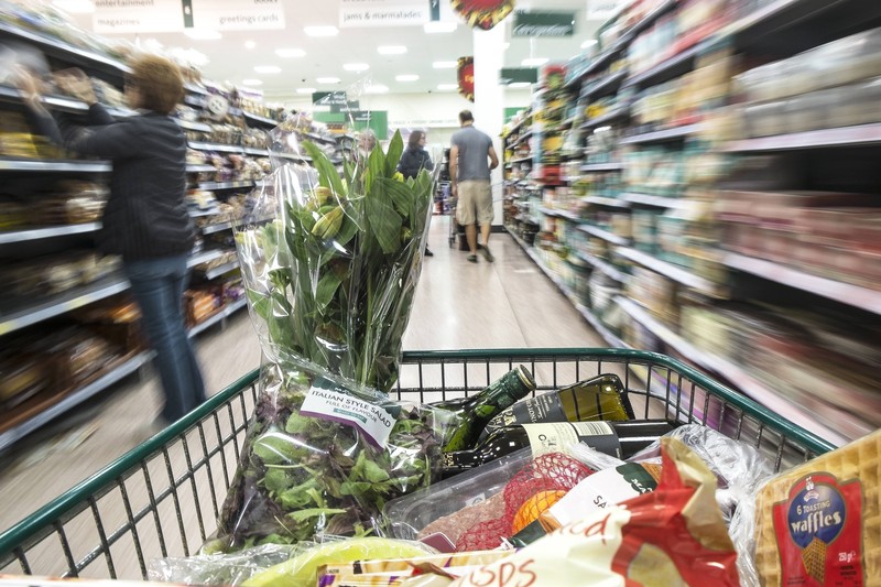 Lieber einen Korb benutzen statt einen Einkaufswagen, dabei würde man auch einen Supermarkt Fehler vermeiden