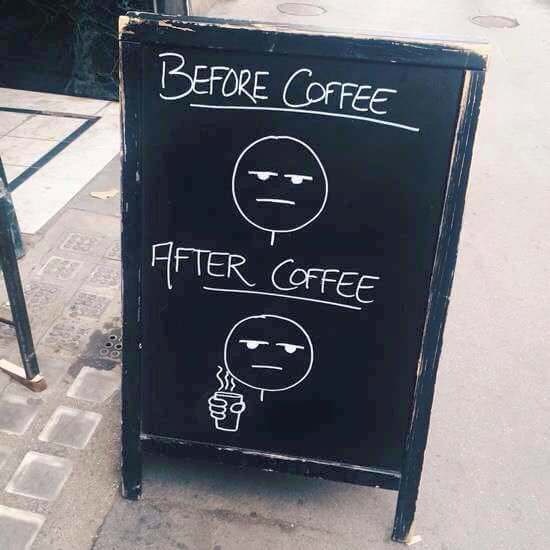 Witzige Werbetafel für Kaffee vor einem Restaurant