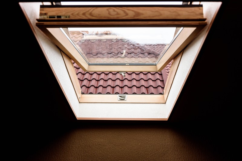 Ein auf Kipp stehendes Fenster im Winter kann schnell für viel Feuchtigkeit sorgen.