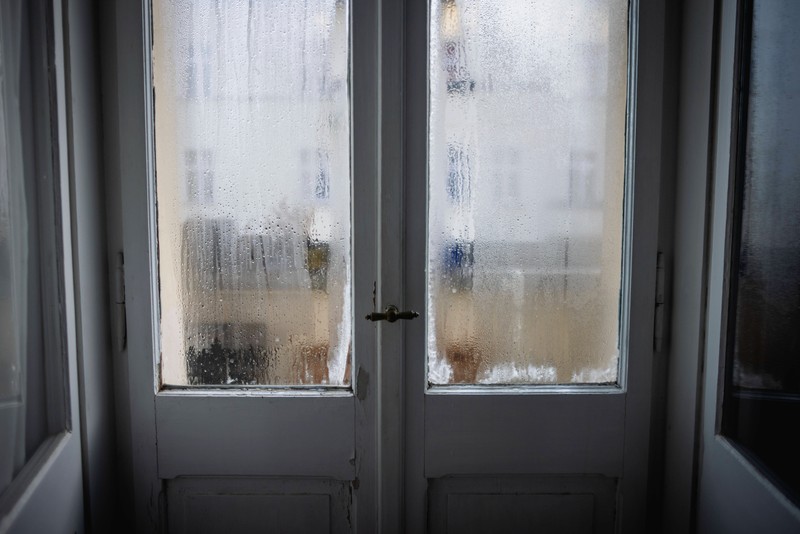Eine alte, spröde Gummidichtung bewirkt oft nasse Fenster.