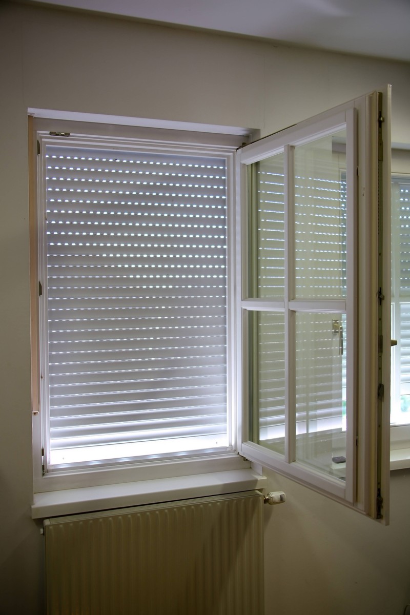 Fensterlose Räume sollten regelmäßig gelüftet werden, da sich Feuchtigkeit und Schimmel dort besonders schnell bilden können.