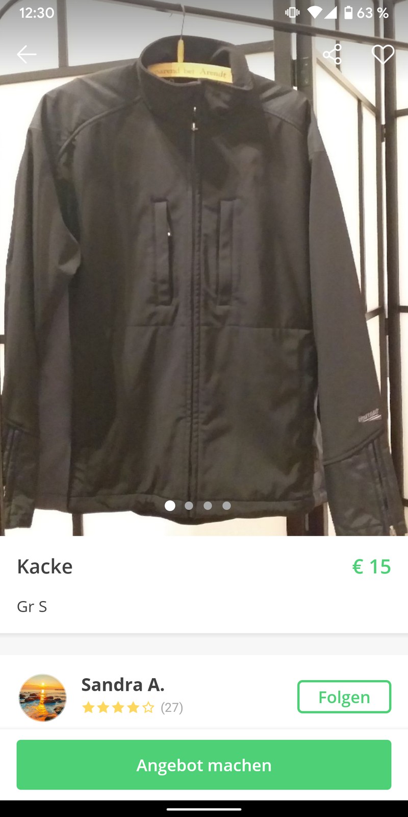 Man sieht eine Jacke, die einen Rechtschreibfehler hat
