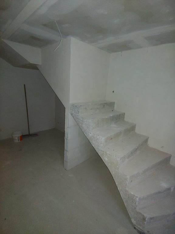 Die Treppe auf dem Foto ergibt keinen Sinn.