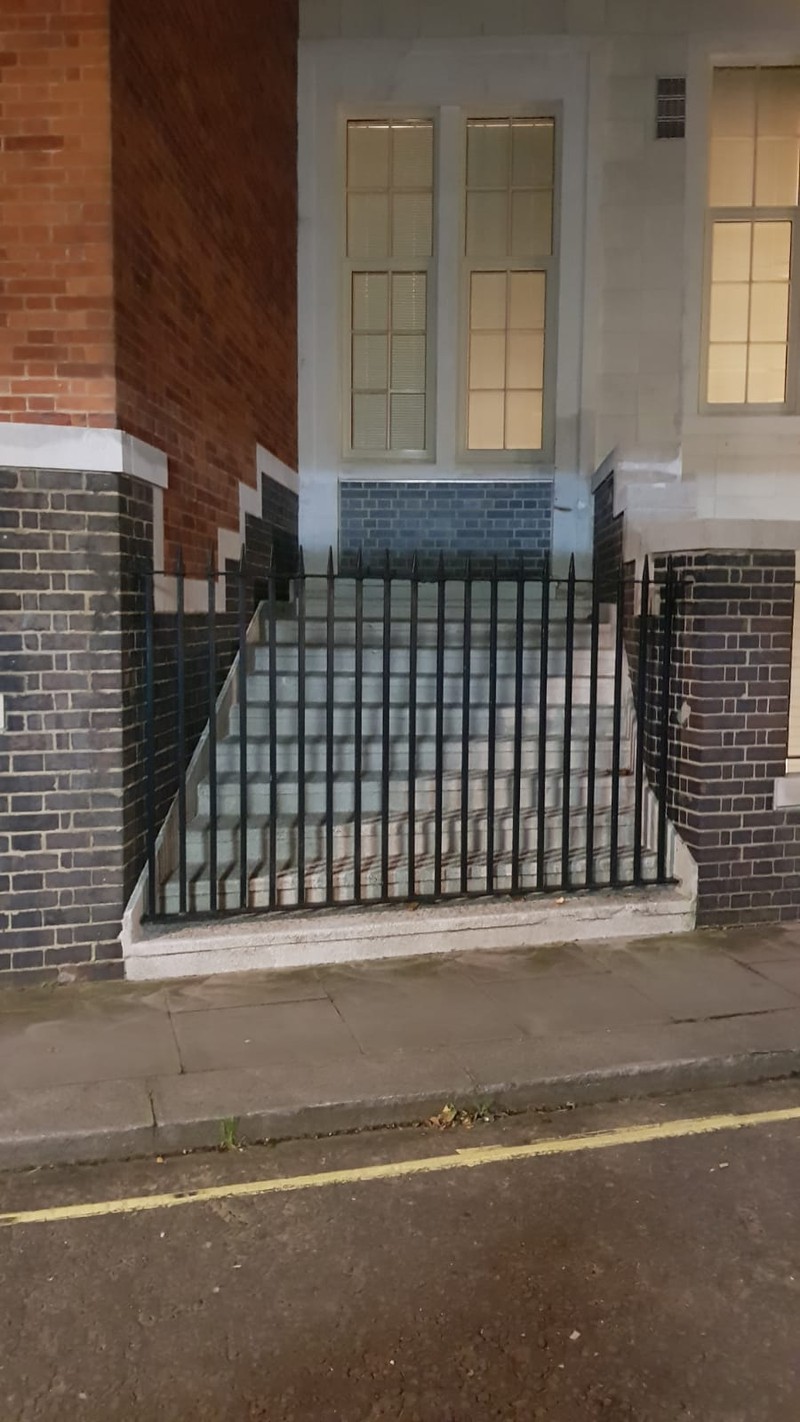 Auf diesem Foto machen weder der Zaun noch die Treppe einen Sinn.