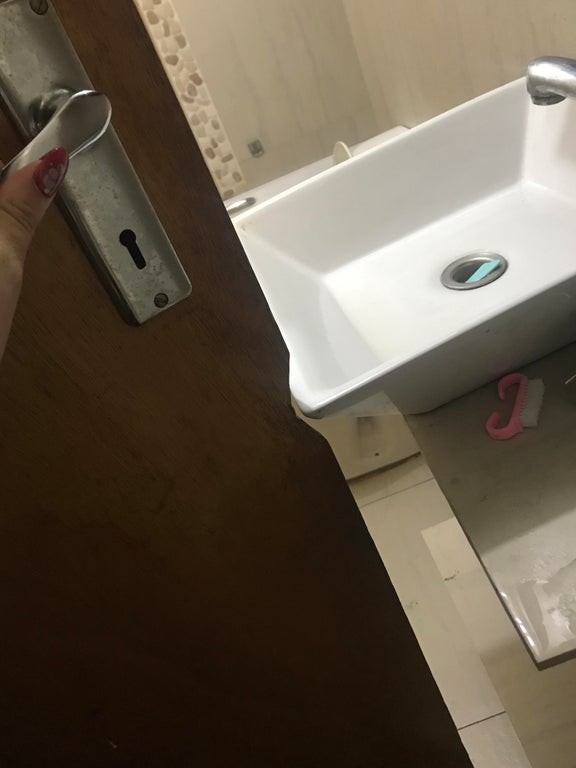 Die Tür, die in dieses Bad führt, musste extra zurecht geschnitten werden.