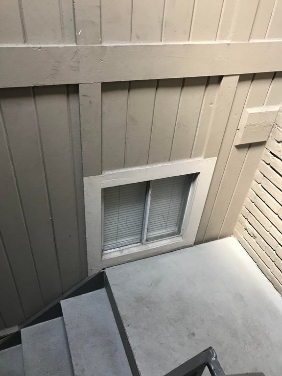Das Fenster befindet sich direkt über dem Treppenabsatz.