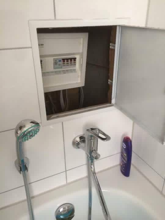 Der Stromkasten hängt direkt hinter der Wasserleitung.