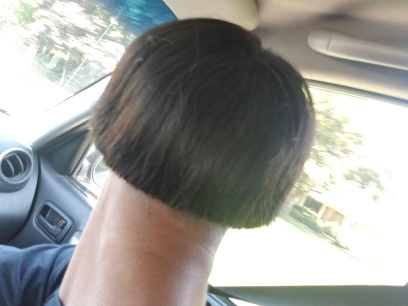 Das Bild zeigt eine optische Täuschung: Handelt es sich um einen Hinterkopf oder um einen haarigen Daumen?