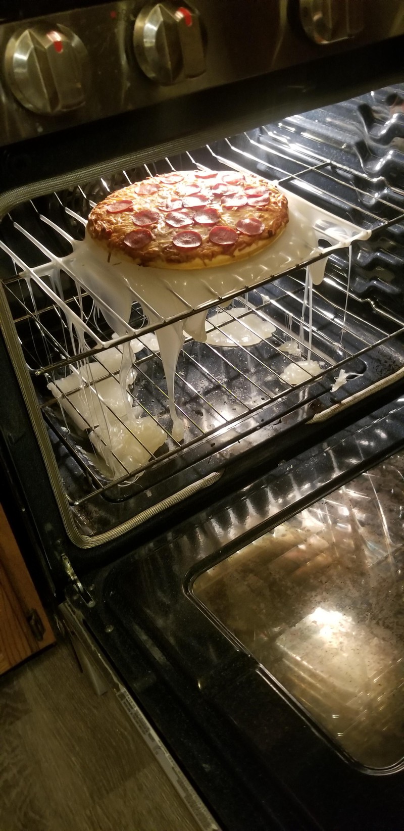 Bei dem Fail hat jemand die Pizza auf einem Plastikschneidebrett in den Ofen geschoben.
