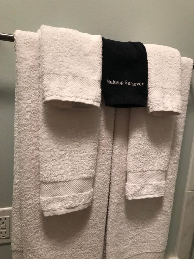Hotel, das ein Make-up-Handtuch hat