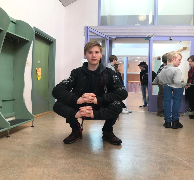 Junge hat zwei Paar Arme
