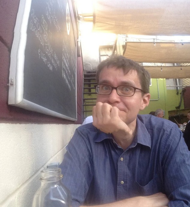 Mann mit Hand im Gesicht