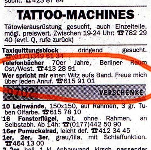 Es ist ein Foto aus einer Zeitung zu erkennen, die ein Inserat eines einsamen Mannes gedruckt hat