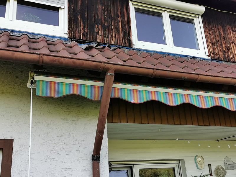 Dieser Handwerker weiß nicht wie man eine Regenrinne richtig montiert