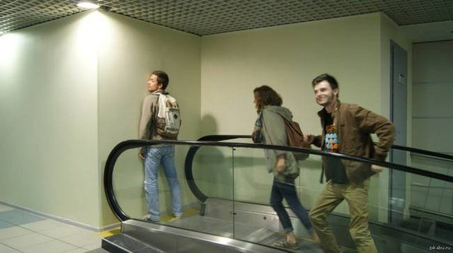 Menschen auf einer Rolltreppe