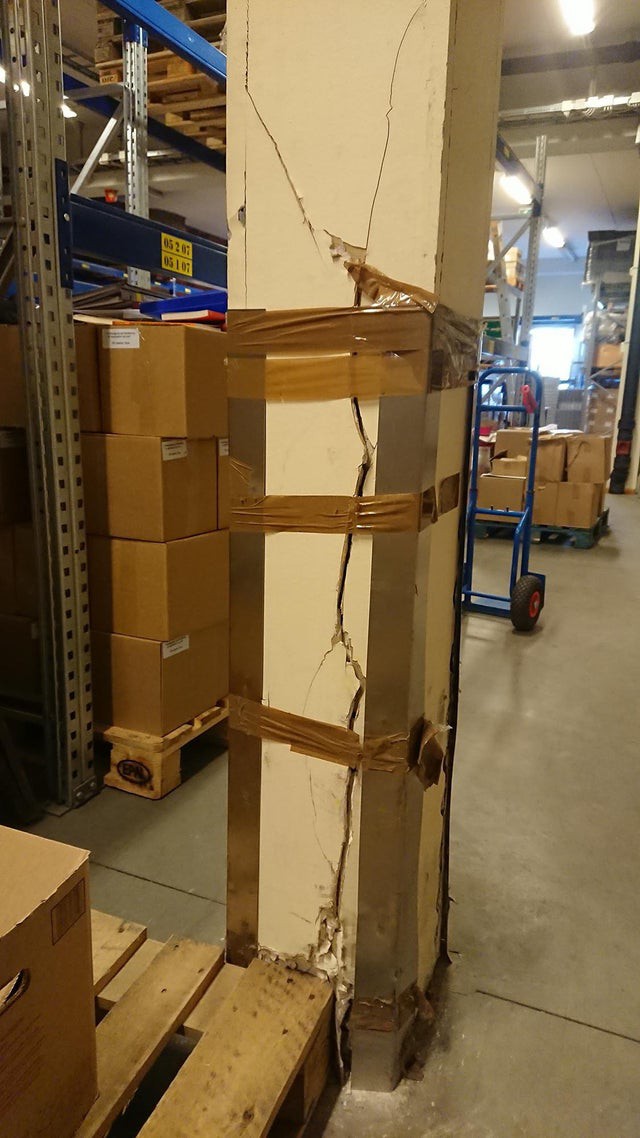 Eine Säule wird von Tape gehalten
