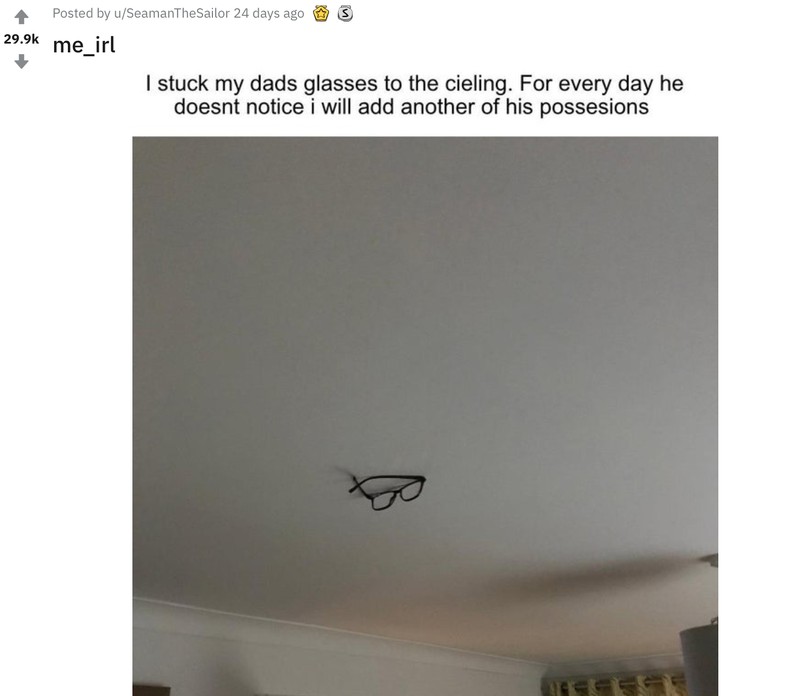 Reddit-Nutzer klebt als Prank die Brille seines Vaters an die Decke.