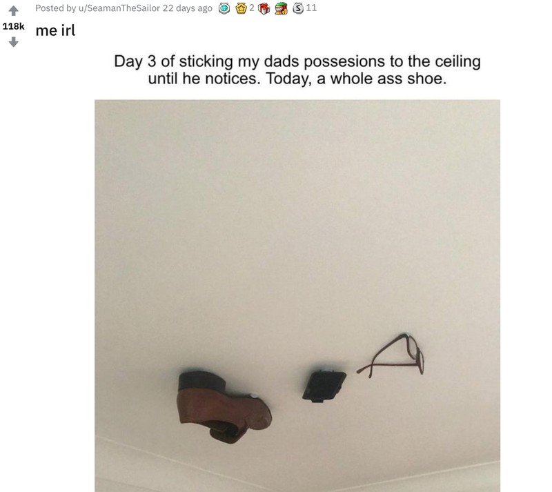 Der Prank des Sohnes wird fortgesetzt, indem er einen Schuh des Vaters an die Decke klebt.