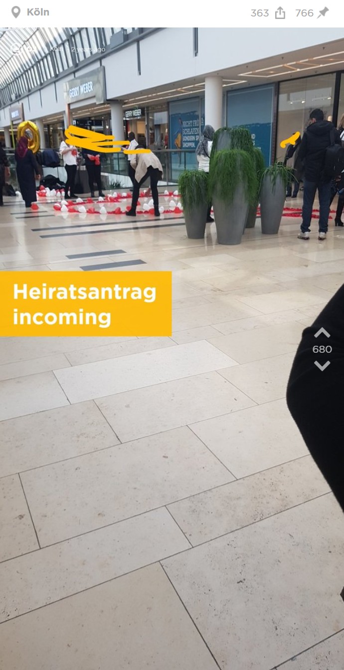 Auf dem Foto von OJ auf Jodel erkennt man einen Heiratsantrag, der inszeniert wird